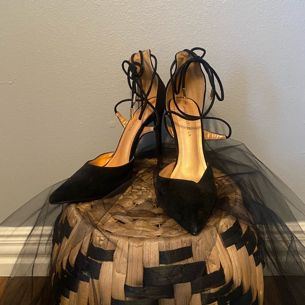 Black Pumps